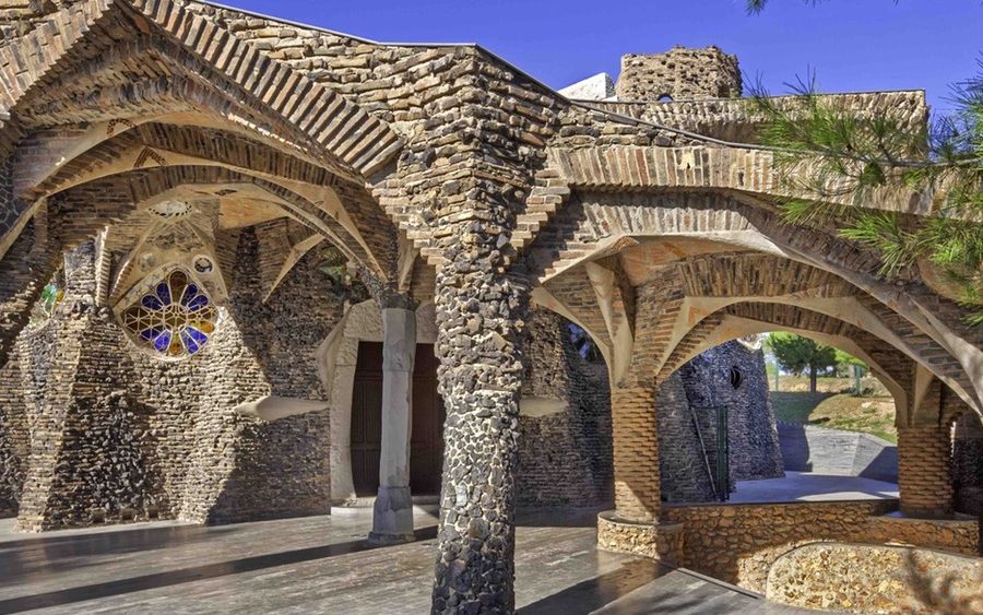 crypte van gaudi barcelona
