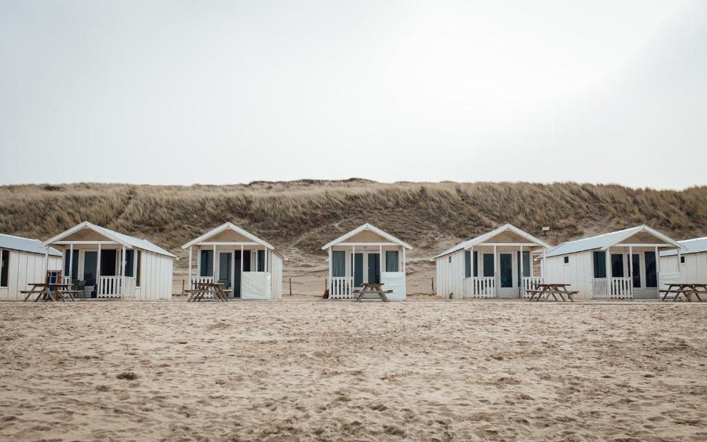 huisje op strand strandhuisje katwijk aan zee uitzicht op zee