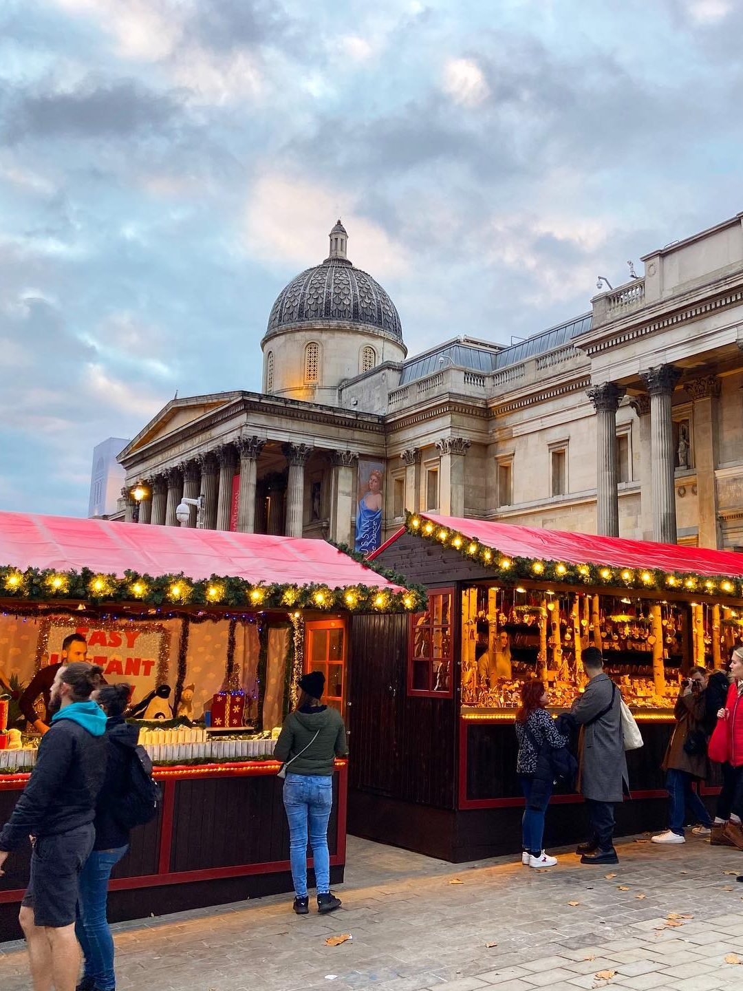 Kerstkraamjes trafalgar square tijdens Kerst in Londen