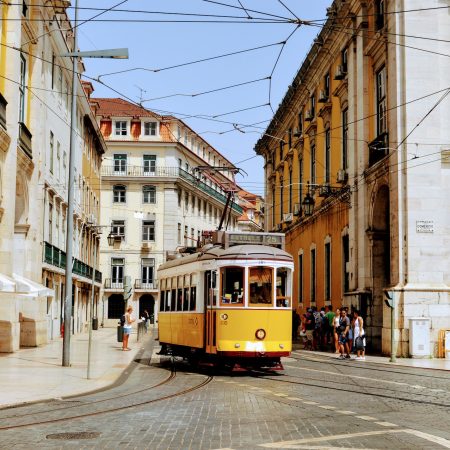 Van het vliegveld naar het centrum in Lissabon