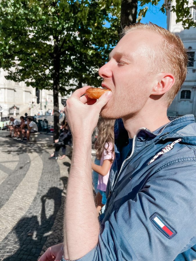 Pastel de Nata op het plein Praca de Luís de Camões ©Wegwijsnaar.nl