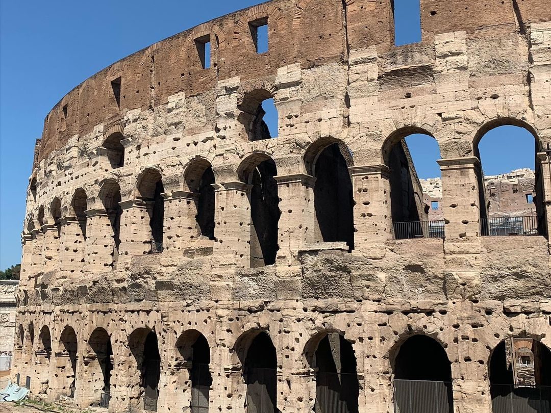 Hier zie je heel goed de gaten in de wand van het Colosseum