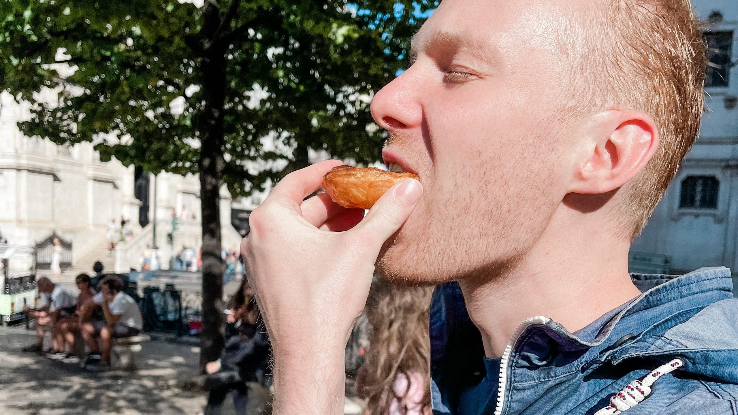 Pastel de Nata op het plein Praca de Luís de Camões ©Wegwijsnaar.nl