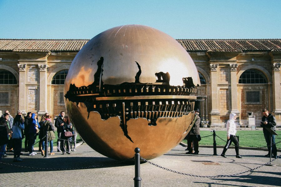 bronzen bol in de tuin van de vaticaanse musea 
