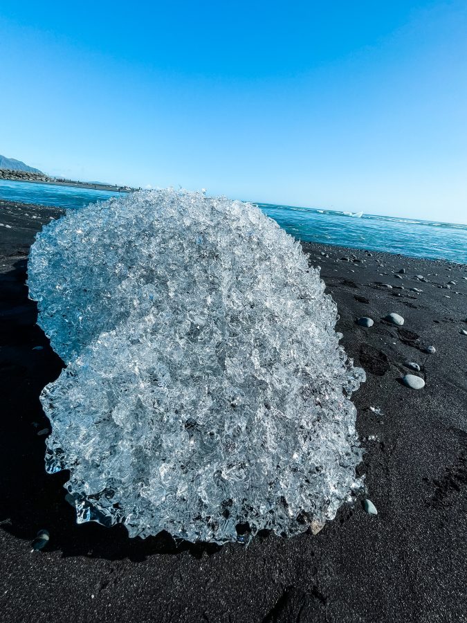 zwart strand met ijs diamanten ijsland