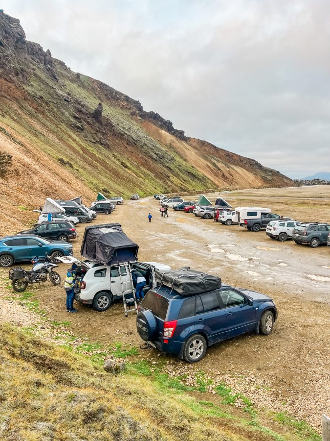 De parkeerplaats waar je kampeert bij landmannalaugar