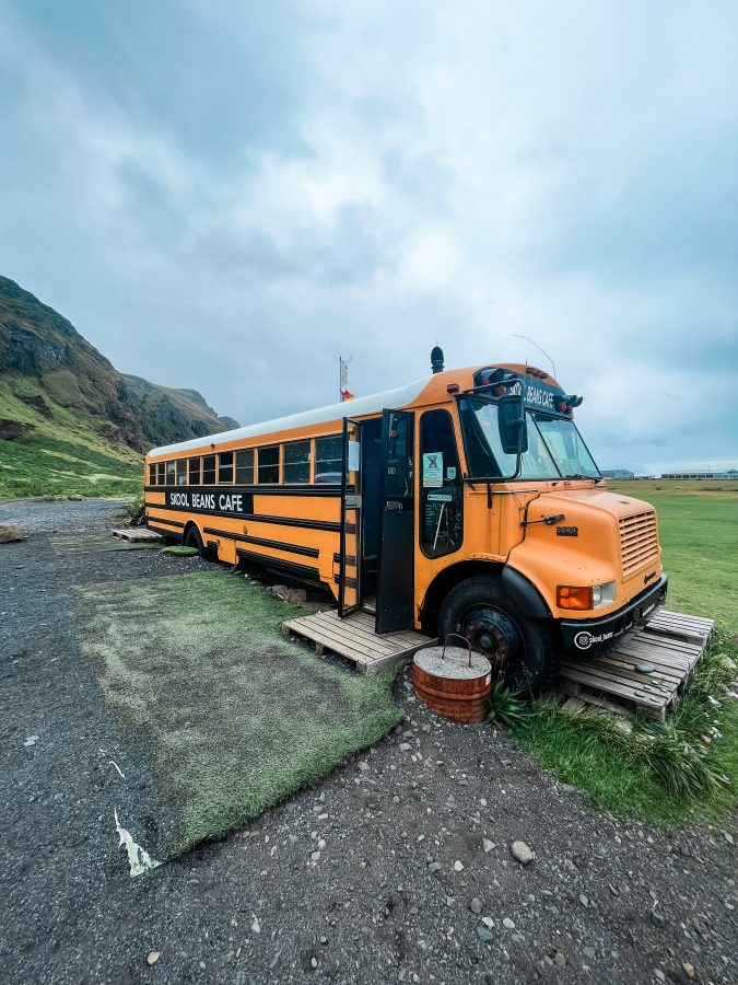 koffie in een schoolbus vík IJsland