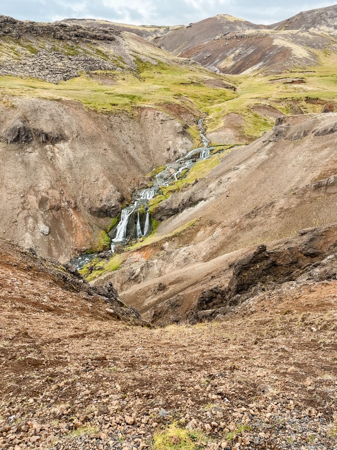 waterval langs de route