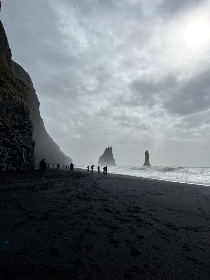 zwarte strand vik stenen pilaren van Reynisdrangar