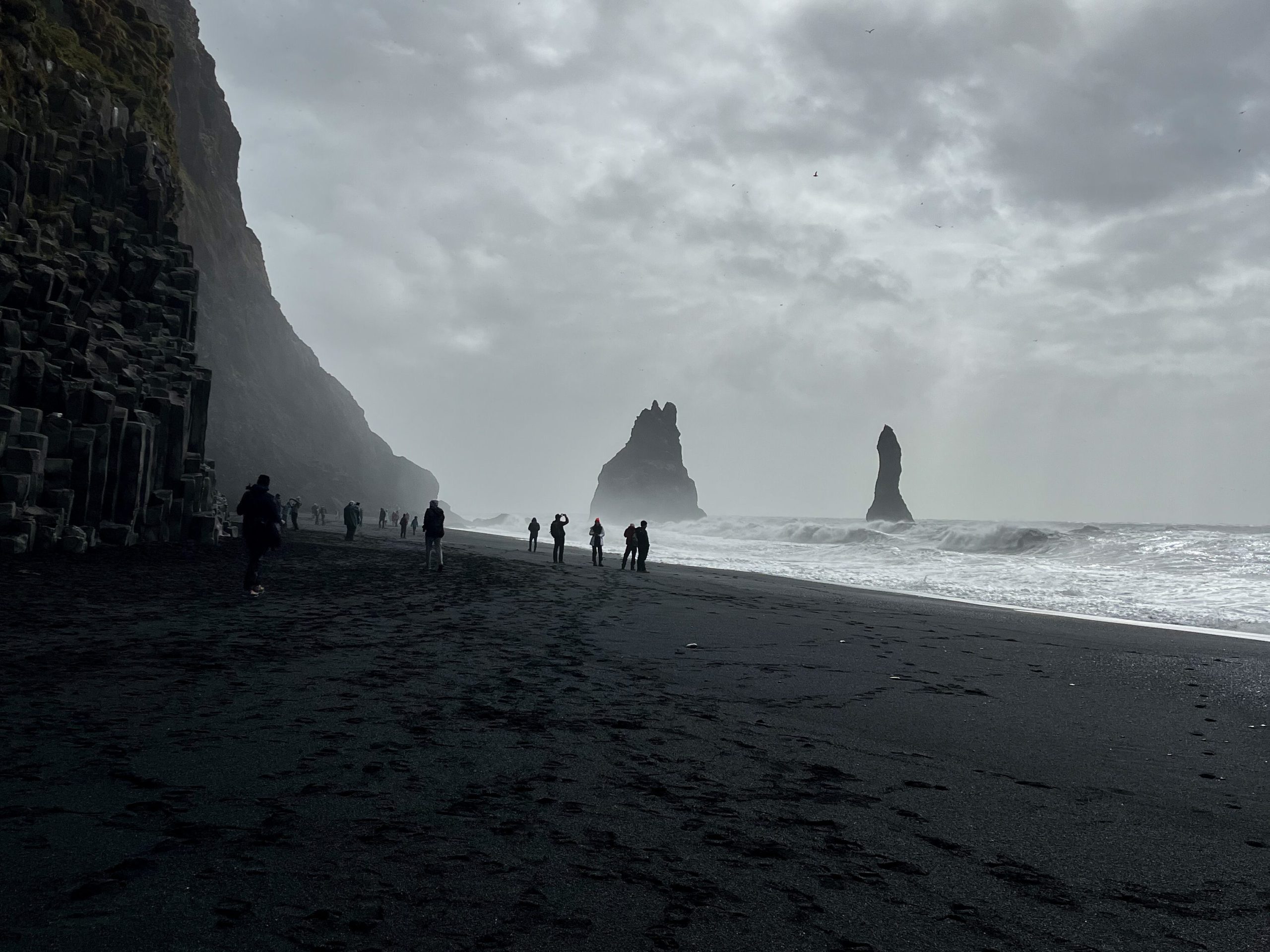 zwarte strand vik stenen pilaren van Reynisdrangar