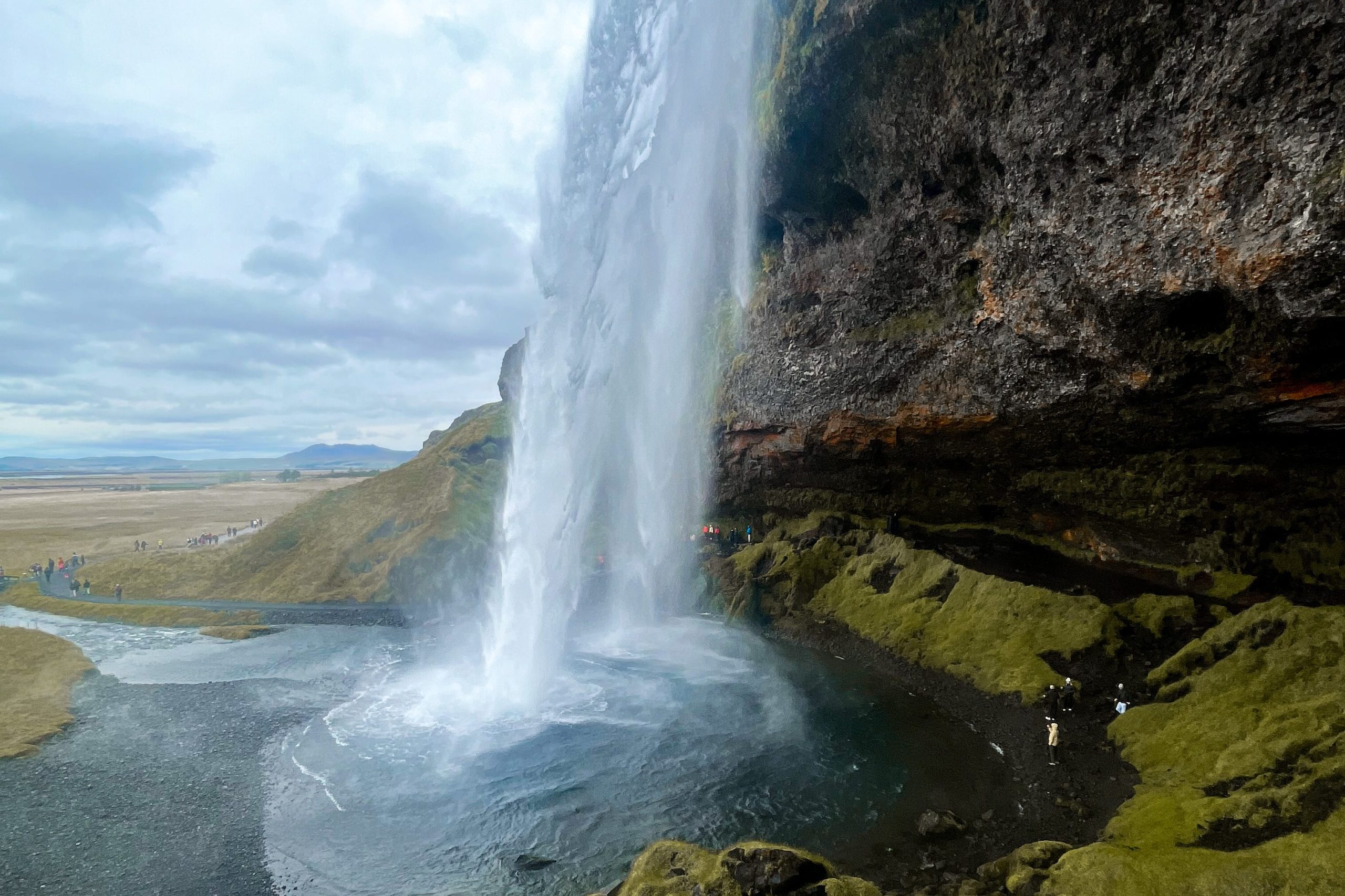 Seljalandsfoss waterval waar je achterlangs kunt lopen ijsland