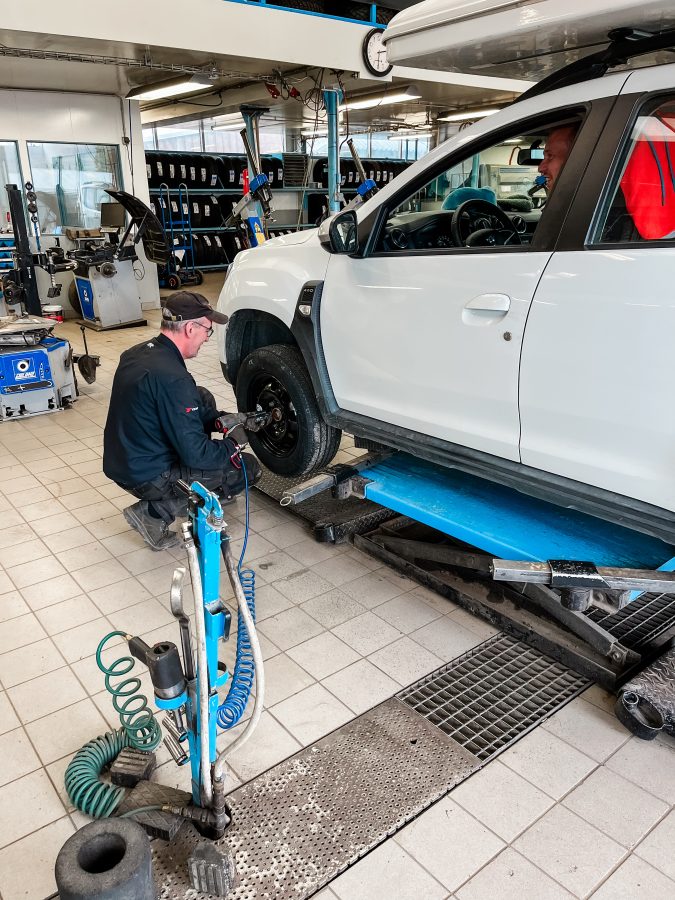 autorijden op IJsland, lekke band garage