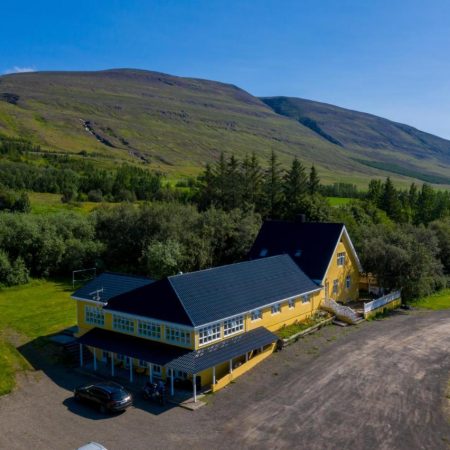Hotel buiten Akureyri in de natuur