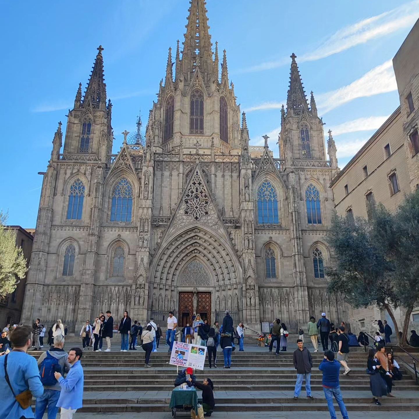 kathedraal van barcelona met kinderen
