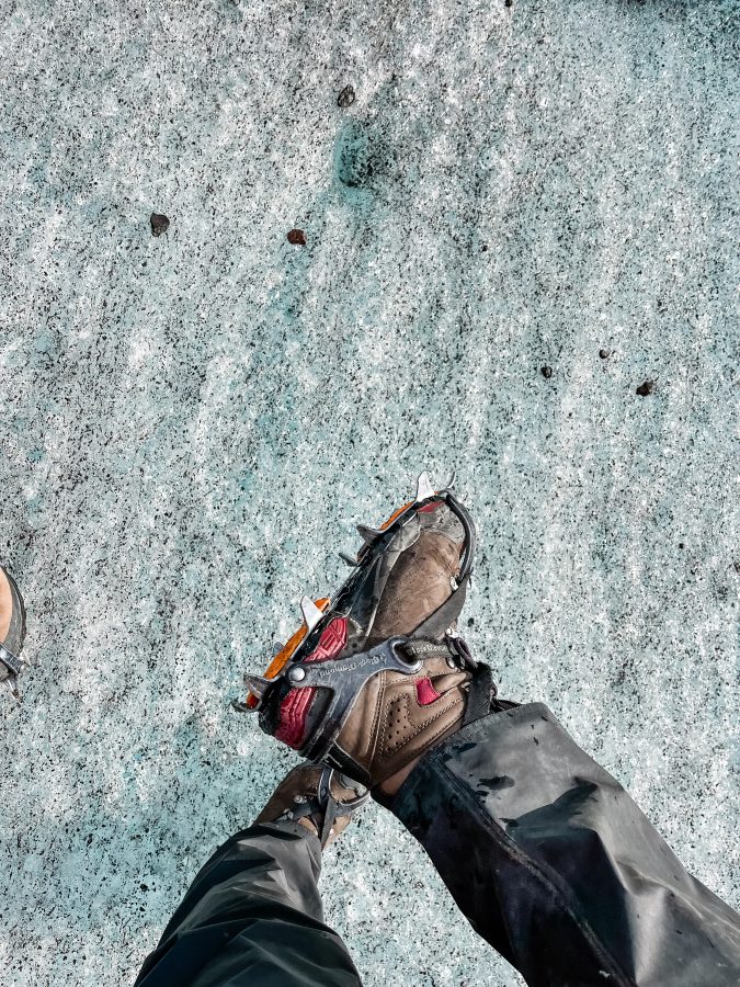 spikes onder je schoenen voor het bezoeken van een gletsjer of ijsgrot in ijsland