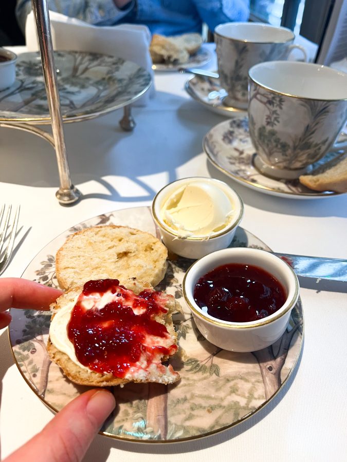 Engelse scones met 'whipped cream' en jam high tea in Londen