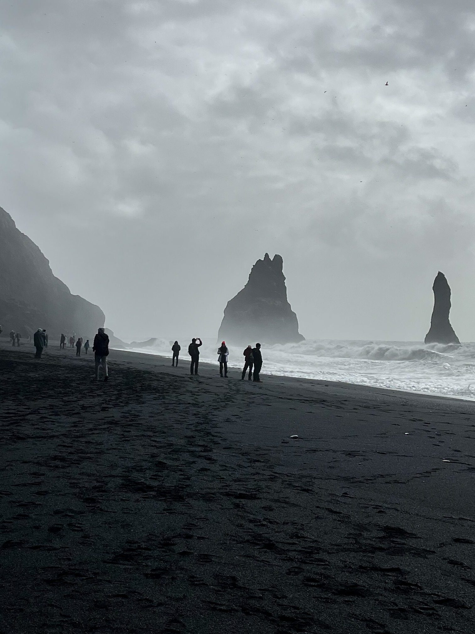 zwarte strand vik stenen pilaren van Reynisdrangar