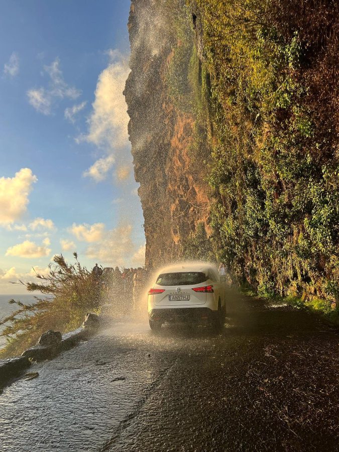 auto huren op madeira waterval op de weg