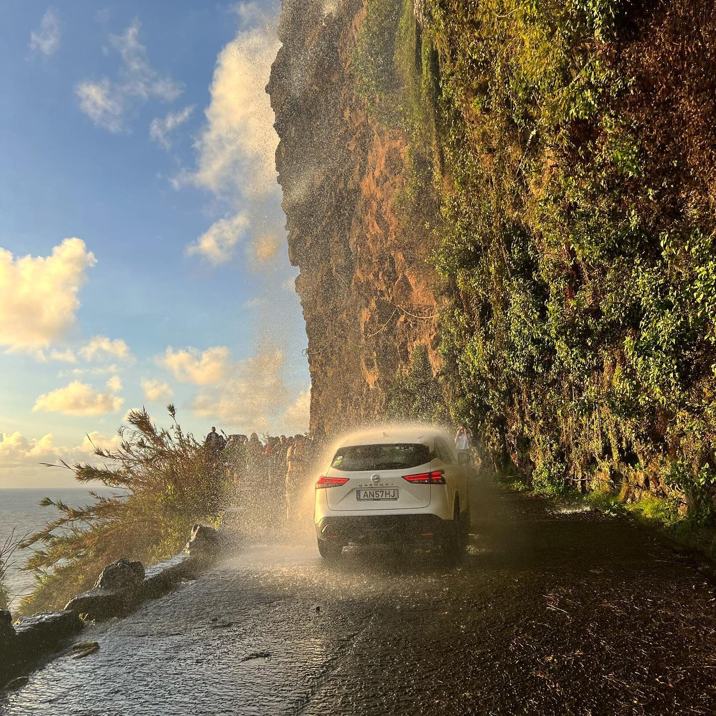 auto huren op madeira waterval op de weg