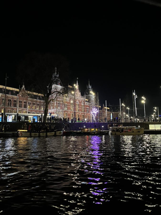 Het laatste kunstwerk van de route: een hand, vlakbij Amsterdam Centraal 