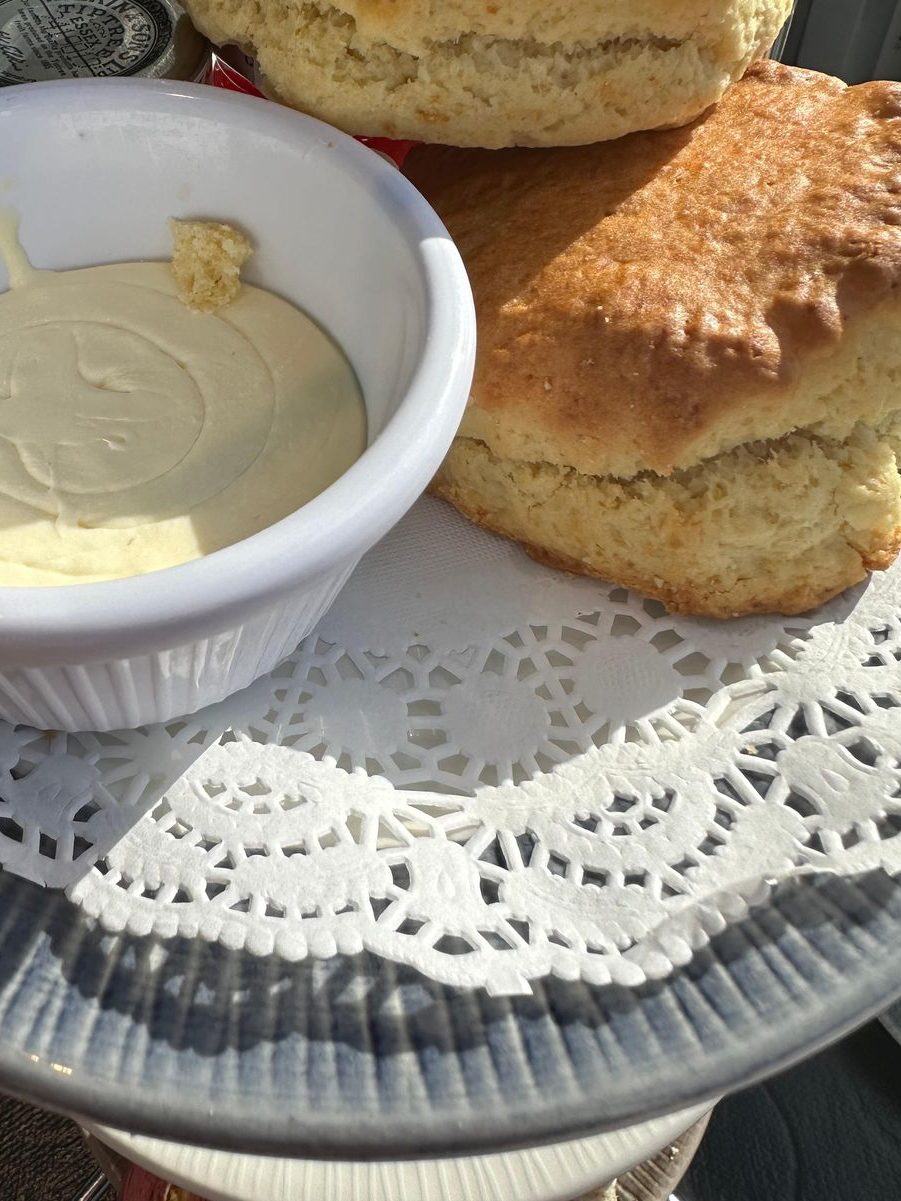 high tea tijdens een boottocht over de theems
