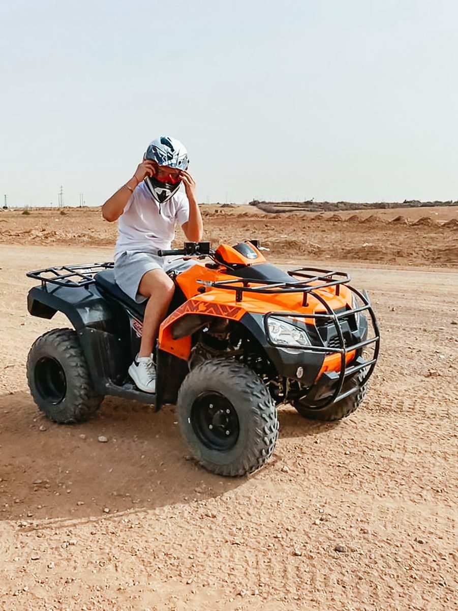 met een quad door de woestijn van marrakech rijden