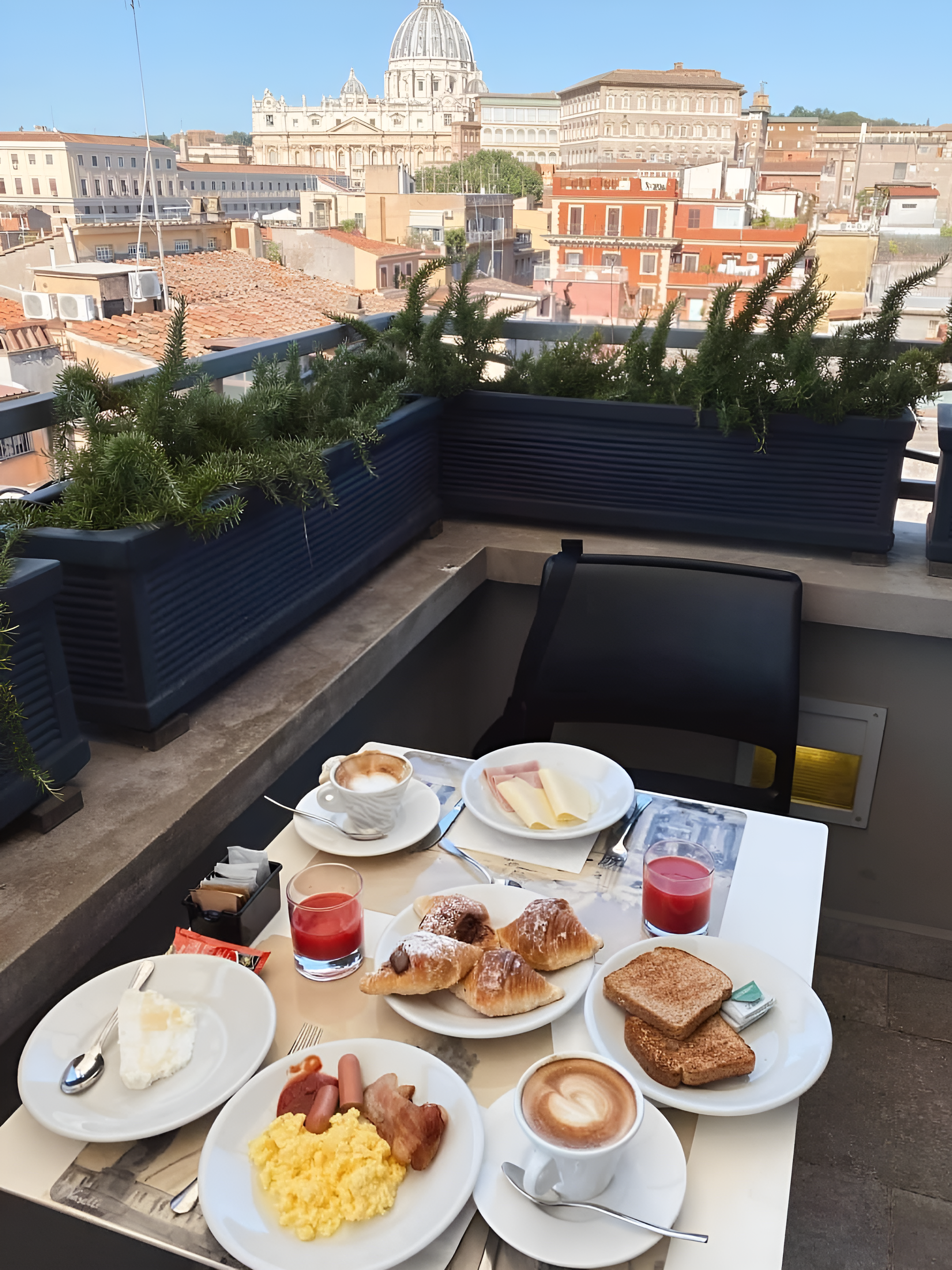 kindvriendelijke hotels in rome ontbijtje met uitzicht op de sint pieter