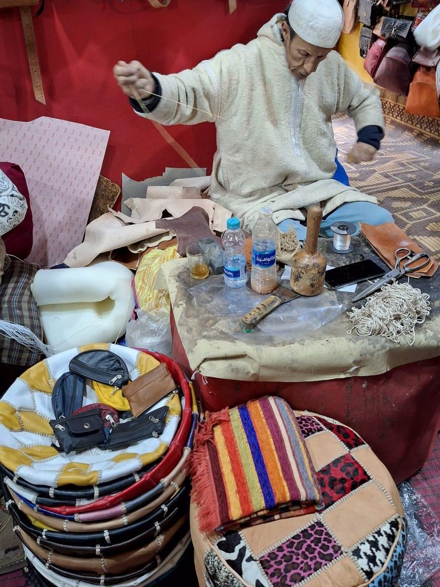 Ambachtslieden in de souk van Marrakech