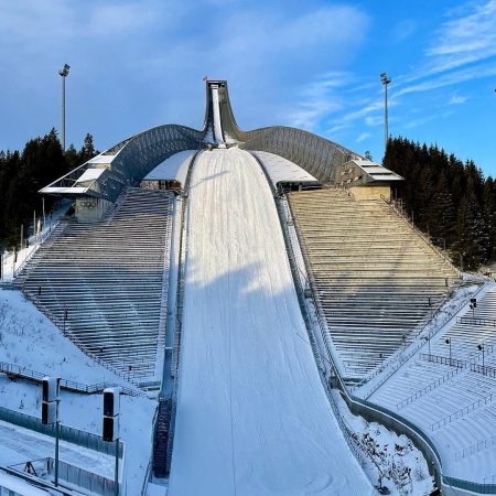 De Holmenkollen skischans bezoeken in Oslo (ook leuk in de zomer)