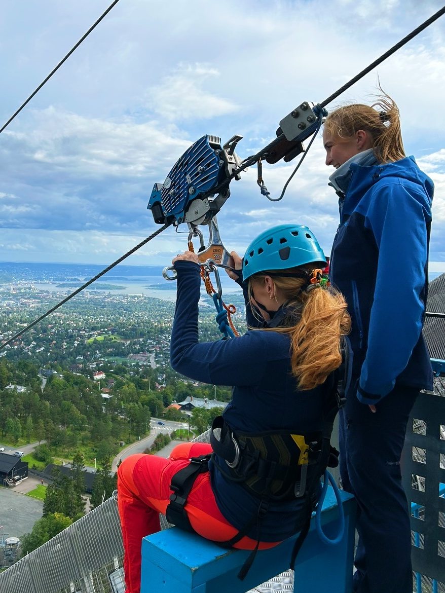 ziplinen vanaf de skischans in oslo