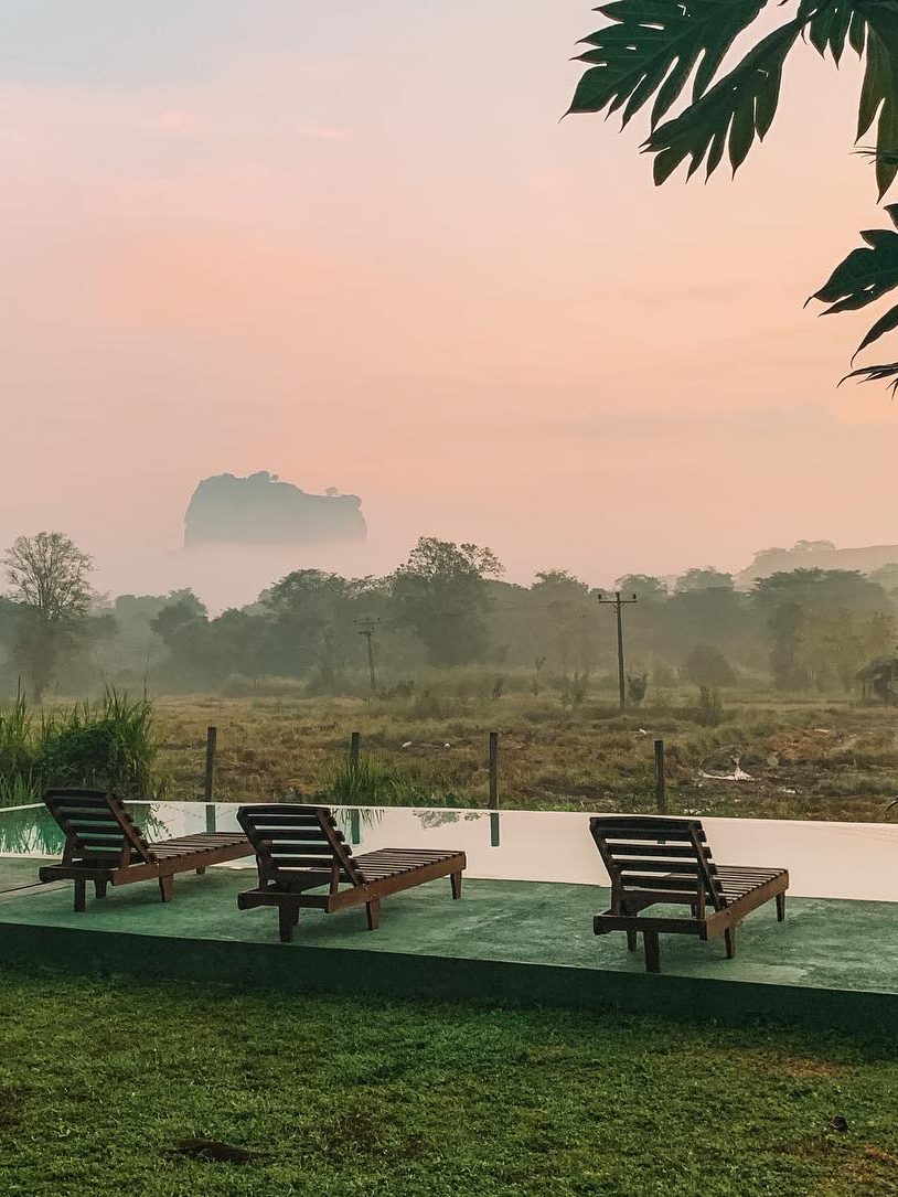 Ons hotel met zwembad met uitzicht op de Lion Rock in Sigiriya
