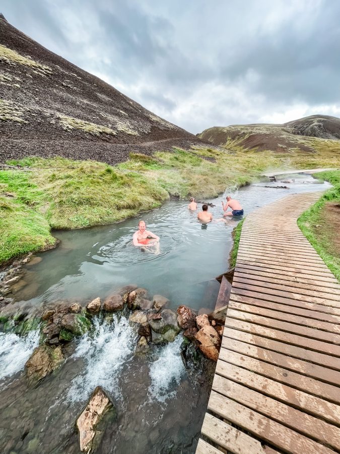 reykjadalur hotspring in ijsland warme rivier