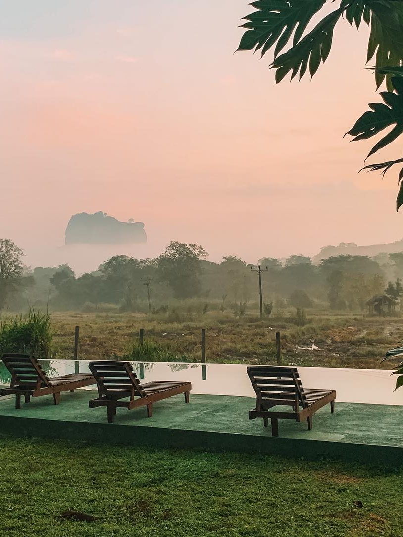 Ons hotel met zwembad met uitzicht op de Lion Rock in Sigiriya