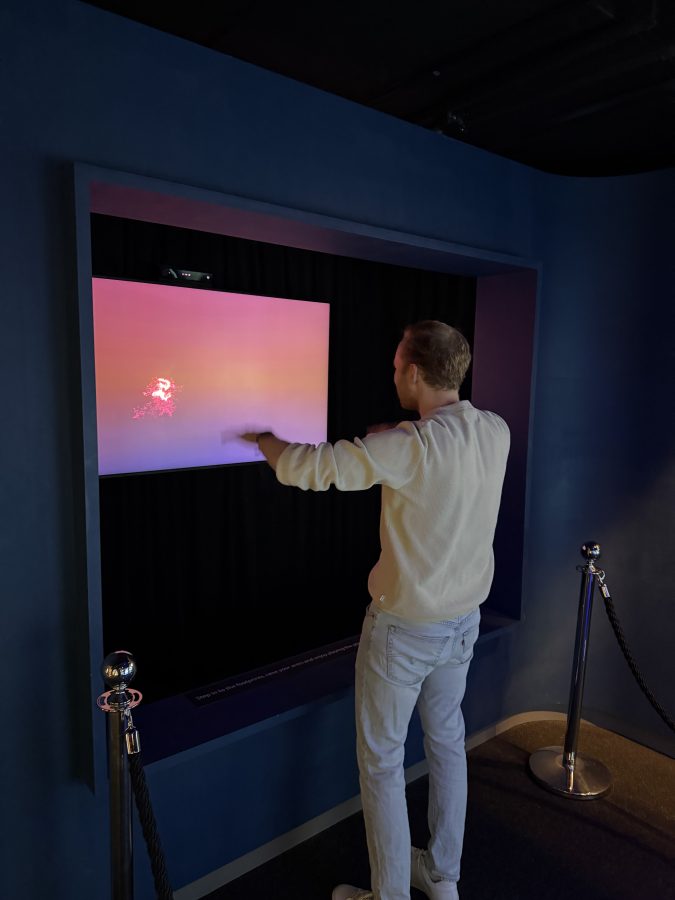 Muziek maken door je handen te gebruiken  in de avicii experience