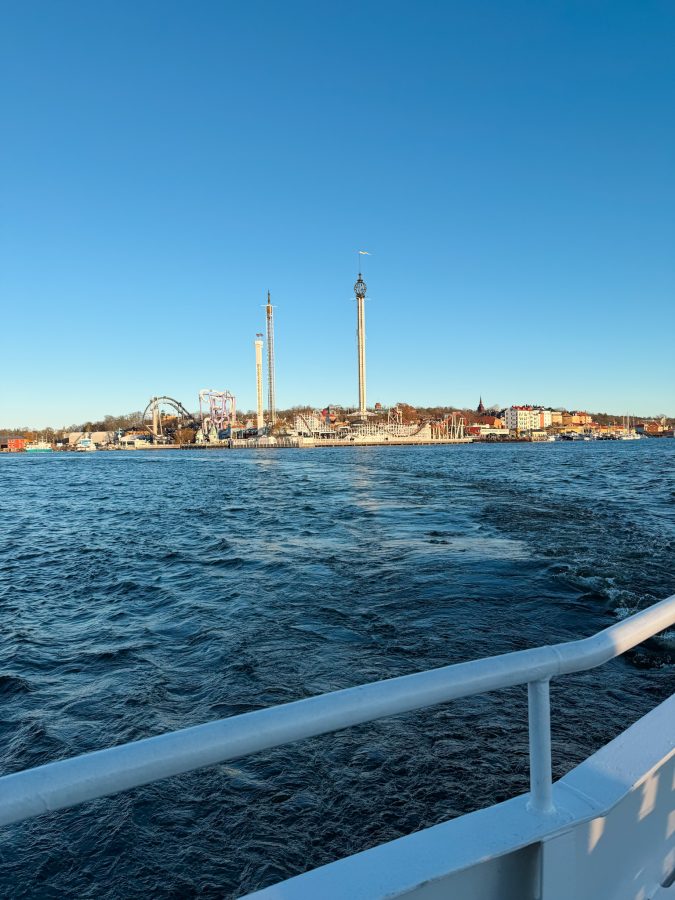 Uitzicht op het pretpark Gröna Lund vanaf de veerboot in Stockholm